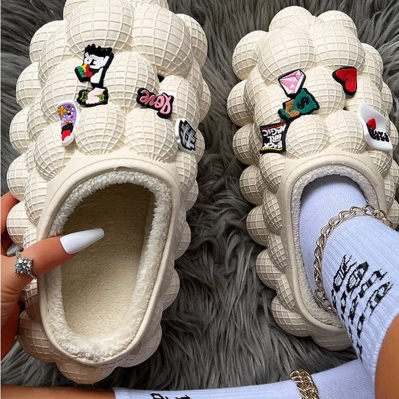 SHEIN Shoes Unworn Comes With Jibbitz Soft And Warm Inside Shoe